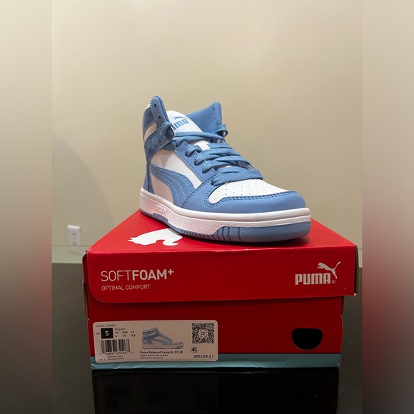 Size 5 Junior Puma Sneakers - Picture 4 of 4